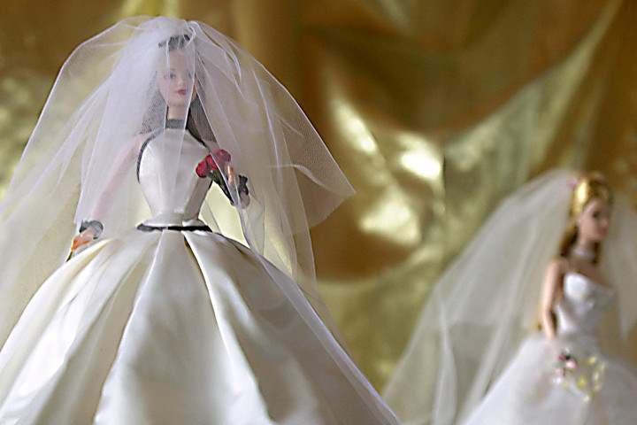 Fotó: AFP/Alain Jocard Menyasszonyiruha-készítő workshop Barbie-babáknak