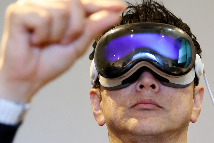Fotó: The Yomiuri Shimbun via AFP/Fuminori Ogane Így műt az orvos az Apple VR-szemüvegében