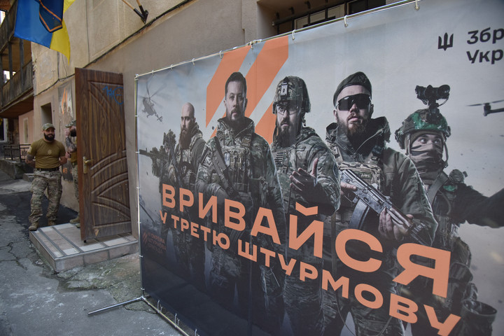 Fotó: Anadolu via AFP/Pavlo Palamarchuk Hazatérő kamionosokat visznek az ukrán frontra