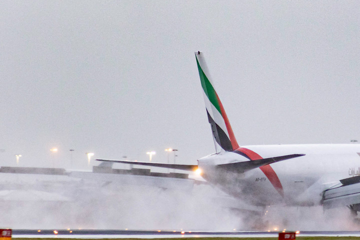Fotó: NurPhoto via AFP/Nicolas Economou Vízben úsznak a repülőgépek Dubajban + VIDEÓ