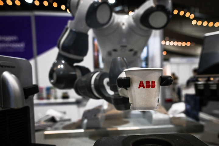 Fotó: AFP/NurPhoto/Artur Widak Házimunkára fogták az emberszabású robotot + VIDEÓ