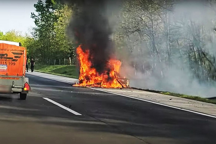 Fotó: YouTube Teljesen kiégett egy autó az M5-ösön + VIDEÓ