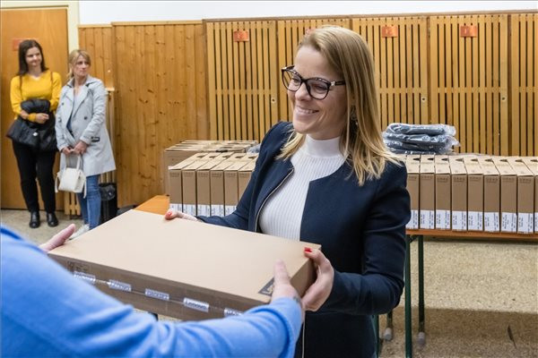 Fotó: MTI/Katona Tibor A notebookosztás célja egyenlő esélyt biztosítani a digitális oktatásban