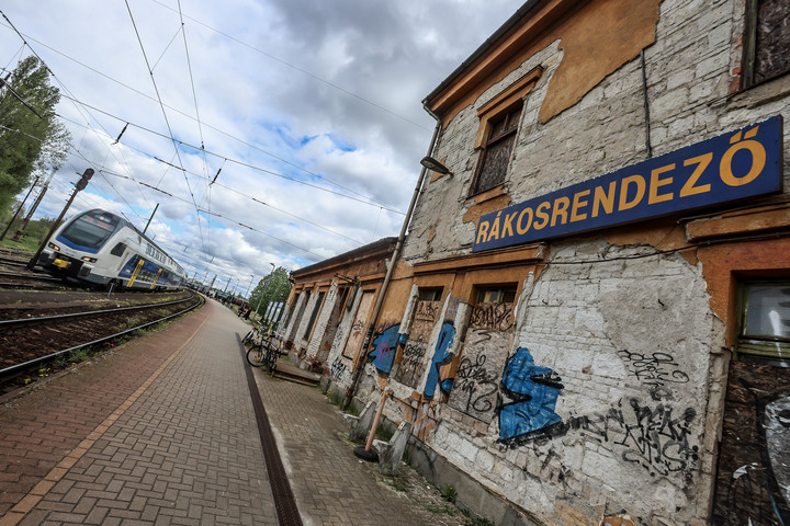 Karácsony megkezdte az ígérgetést