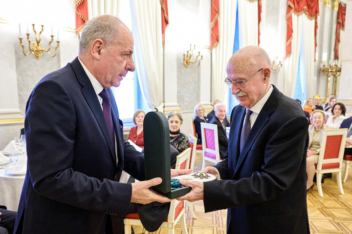 Fotó: MTI/Sándor-palota/Bartos Gyula Martonyi János megkapta a Magyar Érdemrend nagykeresztjét