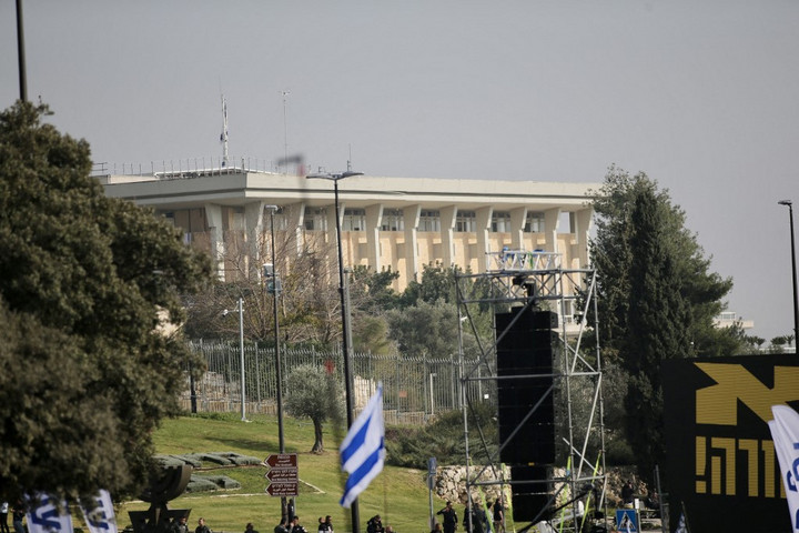 Fotó: Anadolu Agency via AFP/Mostafa Alkharouf A kneszettől kérnek segítséget az október 7-i technofesztivál túlélői