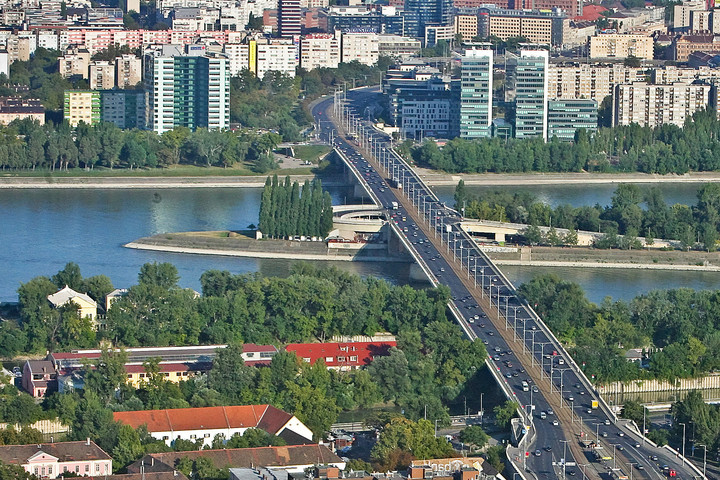Fotó: MH-archív/Hegedüs Róbert Hétvégén az Árpád híddal folytatódik a budapesti hidak tavaszi nagytakarítása