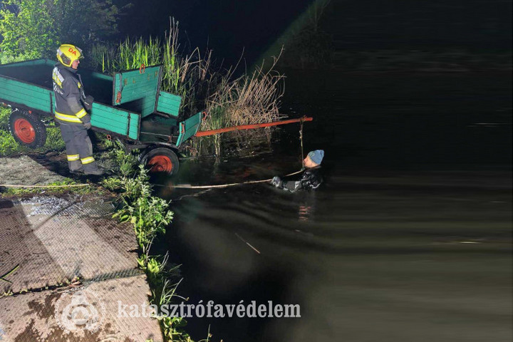 Fotó: pest.katasztrofavedelem.hu/Dabas HTP Lovas kocsi a csatornában