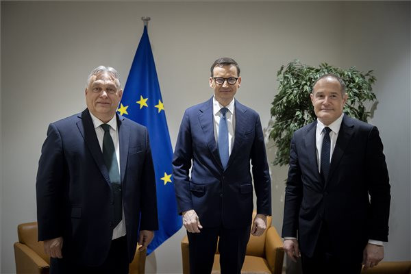 Orbán Viktor: Mindenkinek a határokon kívül kell maradnia, amíg kérelmét elbírálják
