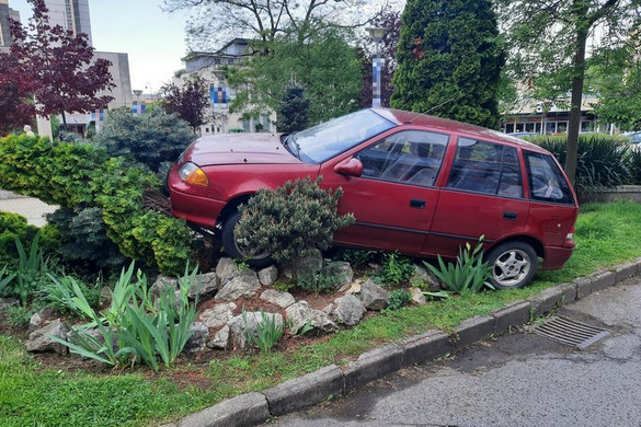 Suzuki ugrott a sziklakertbe