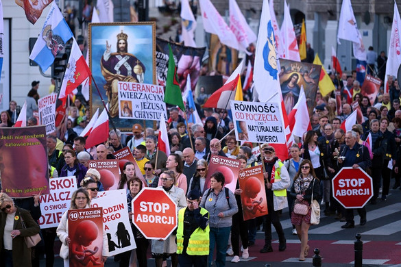 Az abortusztörvény liberalizálása ellen tüntettek Varsóban