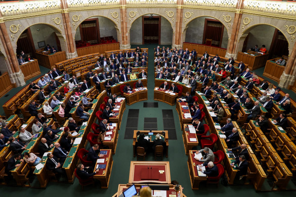 Országgyűlés: Interpellációk, azonnali kérdések és előterjesztések a képviselők előtt