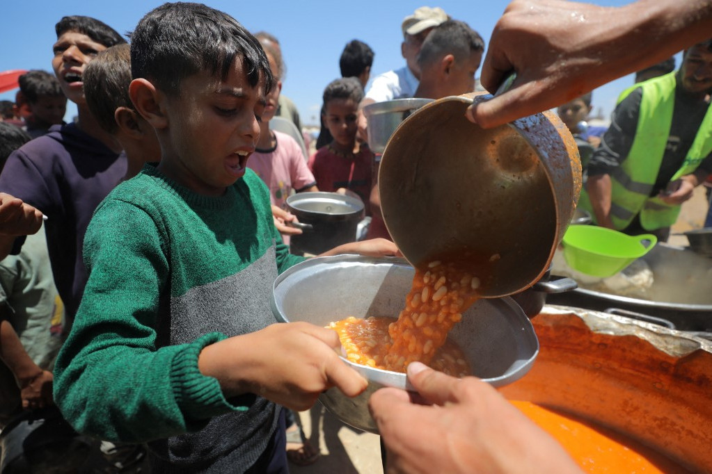 Izrael „megkönyörült” a gázai éhezőkön