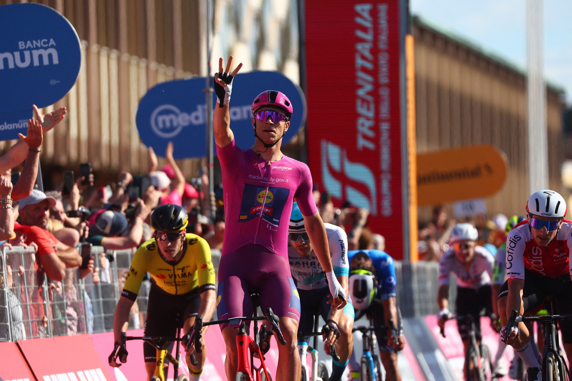 A legjobb sprinter kerékpáros A Team Lidl-Trek olasz versenyzője, Jonathan Milan ünnepelt, miután megnyerte a 107. Giro d'Italia kerékpárverseny 13. szakaszát, a Riccione és Cento közötti 179 kilométert 2024. május 17-én