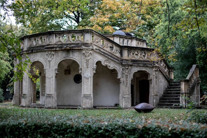 Ebből a pompás műteremből sem sokat látunk az utcáról. A Múzeumok Éjszakáján a történetét is megismerhetjük