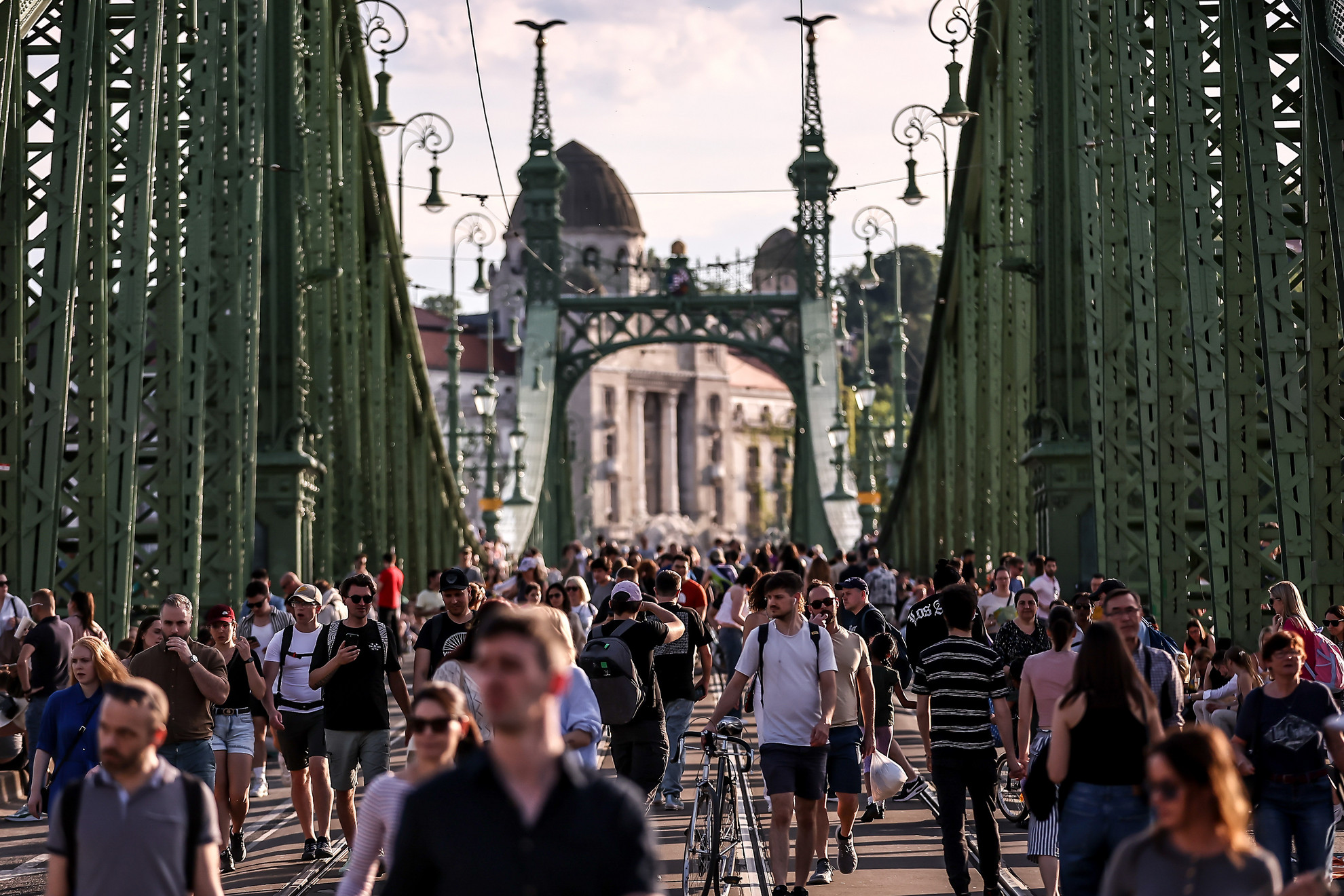 A budapesti Szabadság hidat is birtokba vették a gyalogosok