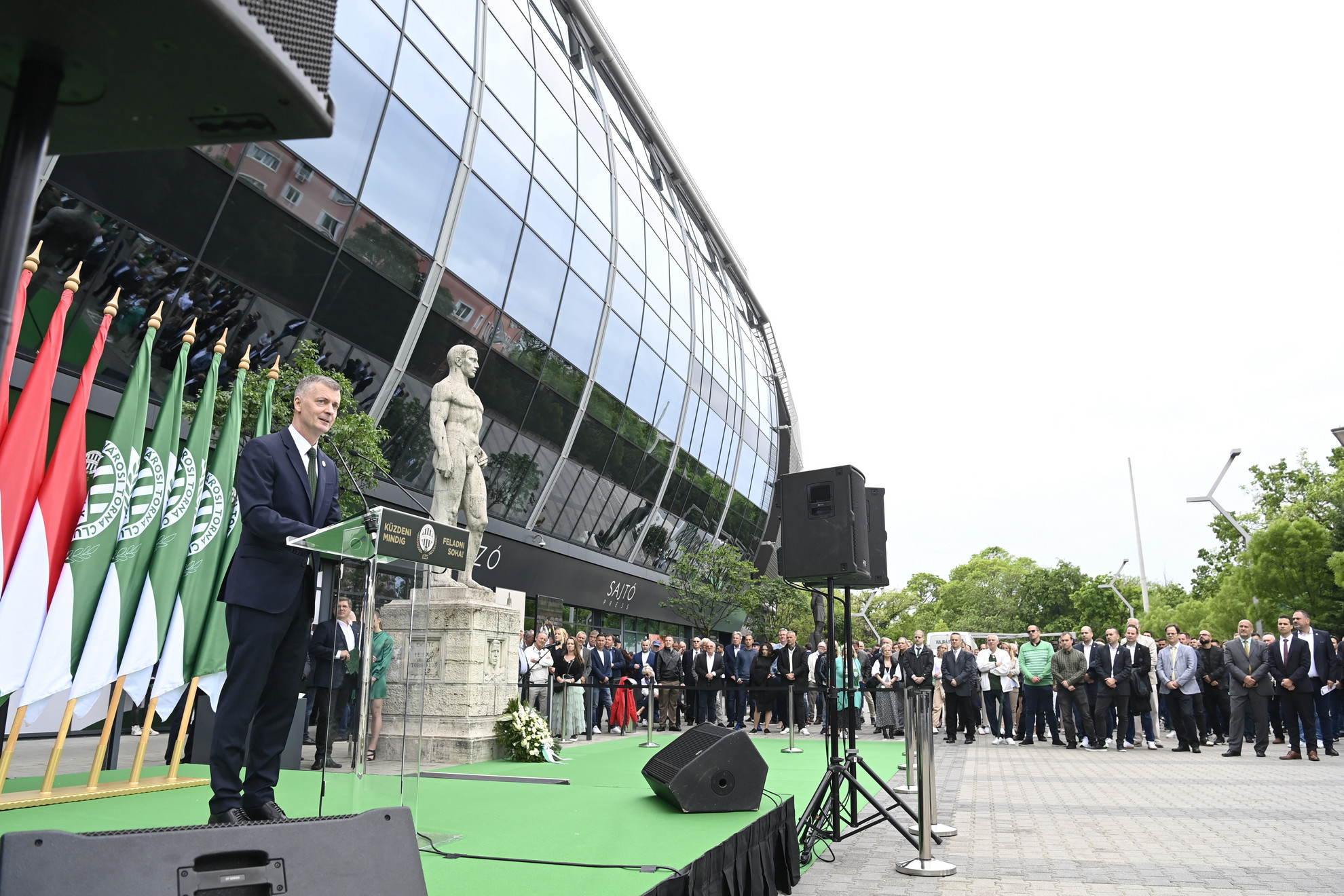 Kubatov Gábor, a Ferencvárosi Torna Club elnöke beszédet mond a klub alapításának 125. évfordulója alkalmából a Fradi volt, Fradi lesz, míg a Földön ember lesz mottó jegyében a Groupama Arénánál tartott ünnepségen 2024. május 3-án