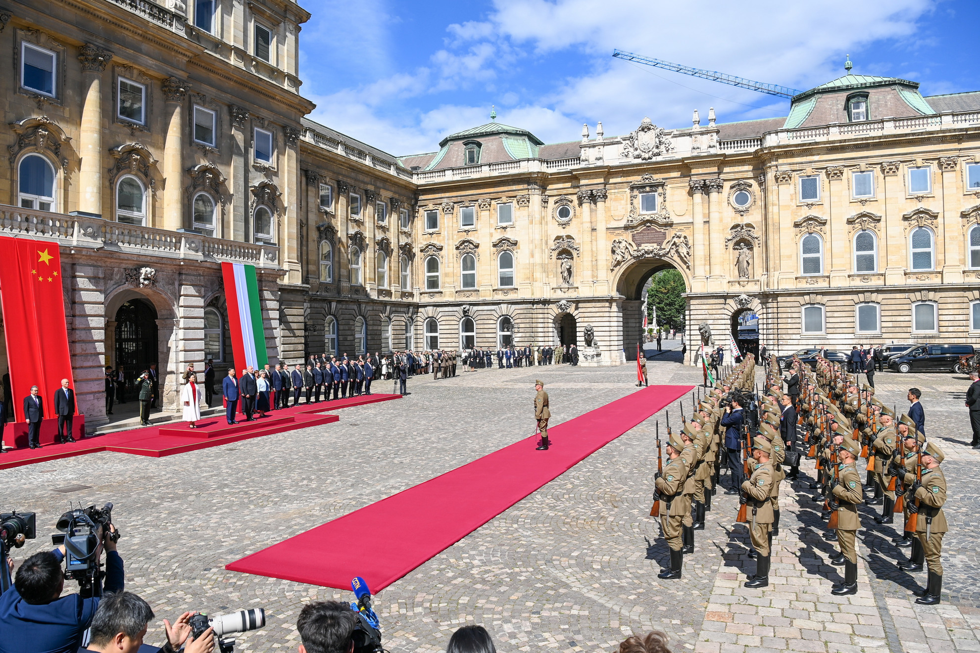 Sulyok Tamás köztársasági elnök katonai tiszteletadással fogadja Hszi Csin-ping kínai elnököt (középen, j-b) a Budavári Palota Oroszlános udvarában 2024. május 9-én. Mögöttük Orbán Viktor miniszterelnök és felesége, Lévai Anikó (b-j), mellettük Peng Li-jüan, a kínai elnök (b) és Nagy Zsuzsanna, a magyar államfő felesége