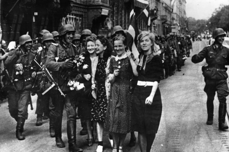 Lettországban így köszöntötték a német katonákat érkezésükkor
