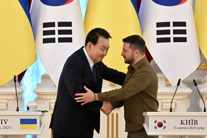 Fotó: AFP/Sergei Supinsky Támogatásáról biztosította Volodimir Zelenszkijt a dél-koreai elnök