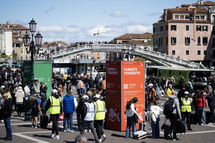 Fotó: AFP/Marco Bertoello Turistából is megárt a sok