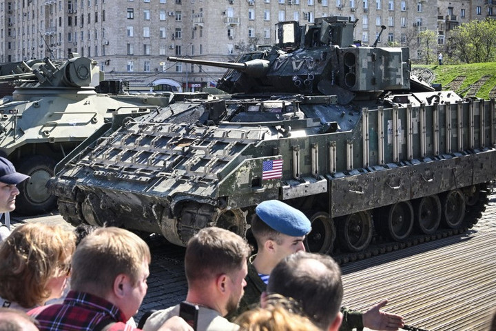 Fotó: AFP/Alexander Nemenov Egy szerény hős és az amerikai Bradley