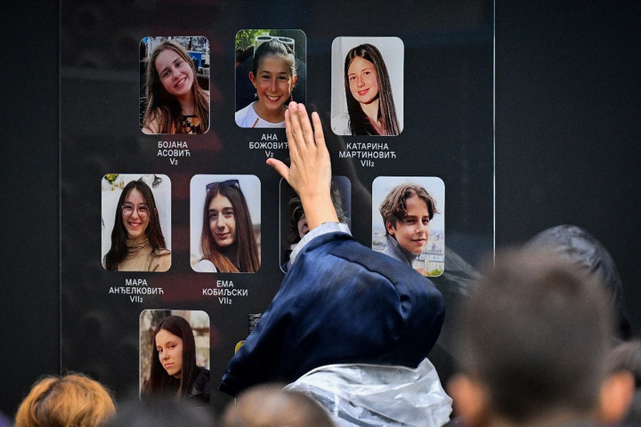 Fotó: AFP/Oliver Bunic Az egy évvel ezelőtti iskolai lövöldözésre emlékeztek Szerbiában