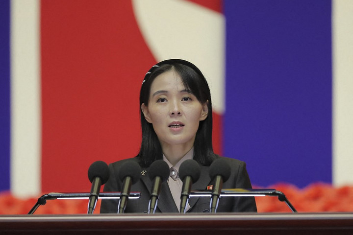 Fotó: AFP/KCNA via KNS/STR Kim Dzsongun húga szerint „abszurd paradoxon” az orosz–észak-koreai fegyverügyletekről szóló törvény