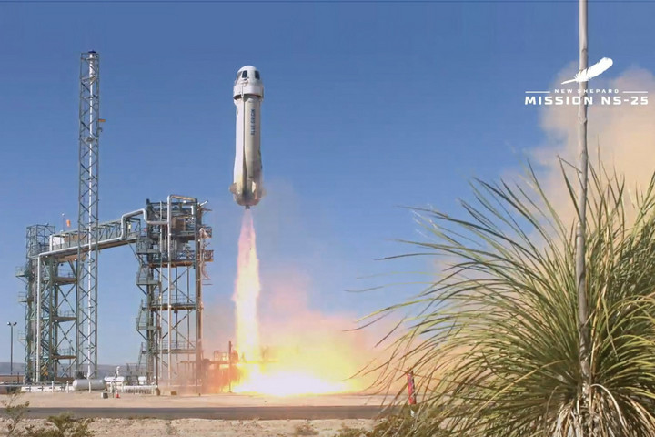Fotó: AFP/Blue Origin/Handout Űrturistákkal a fedélzetén Texasból ismét elindult a Blue Origin űrkapszula