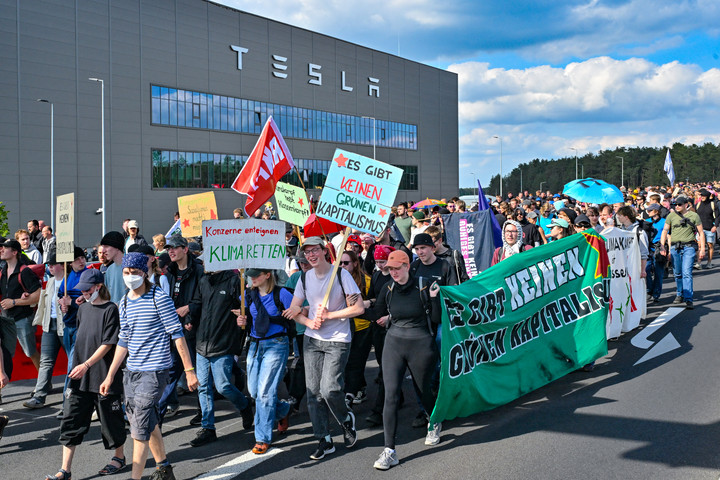 Fotó: AFP/dpa Picture-Alliance/Patrick Pleul Több mint ezren tüntettek a Tesla ellen Berlinben