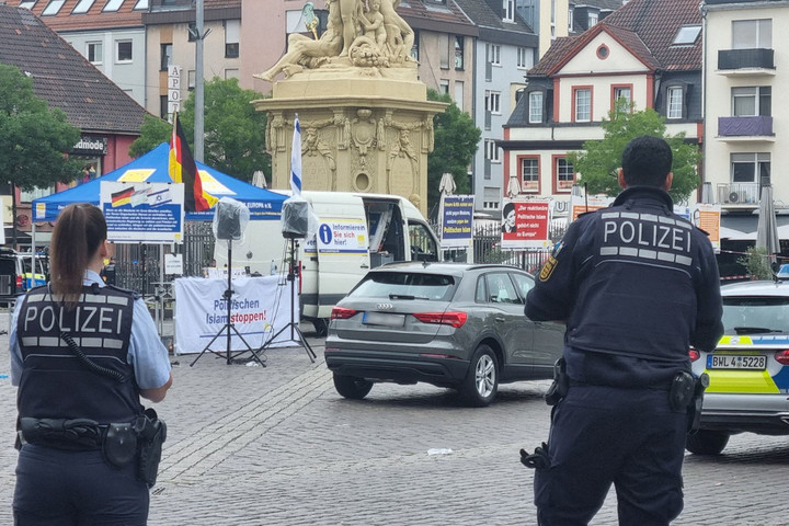 Fotó: AFP/dpa Picture-Alliance/Rene Priebe Belehalt sérüléseibe a megkéselt rendőr