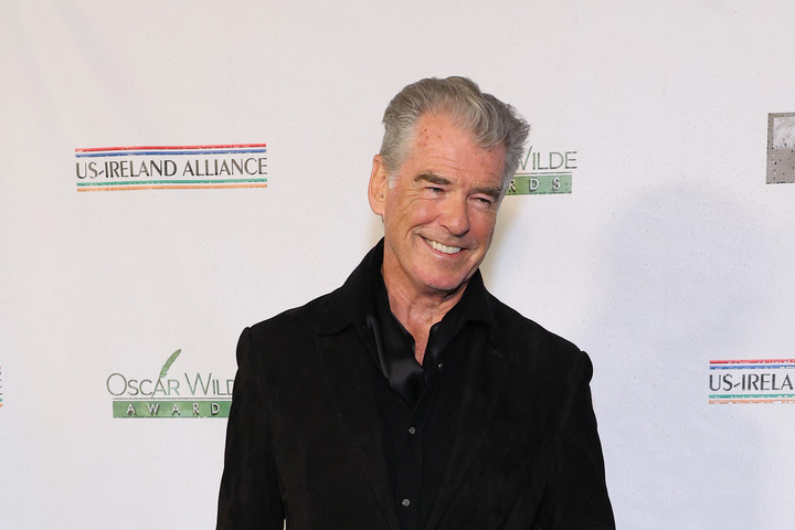 Fotó: Getty Images via AFP/Leon Bennett Fia rendezi Pierce Brosnant a Wolfland című vérfarkasos thrillerben