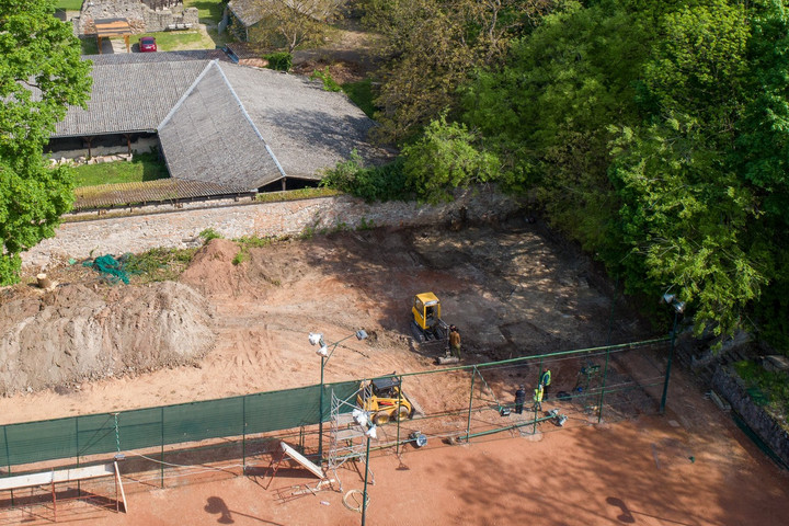 Teniszpálya alatt bukkantak rá a ferencesek ötszáz éve eltűnt templomára Visegrádon