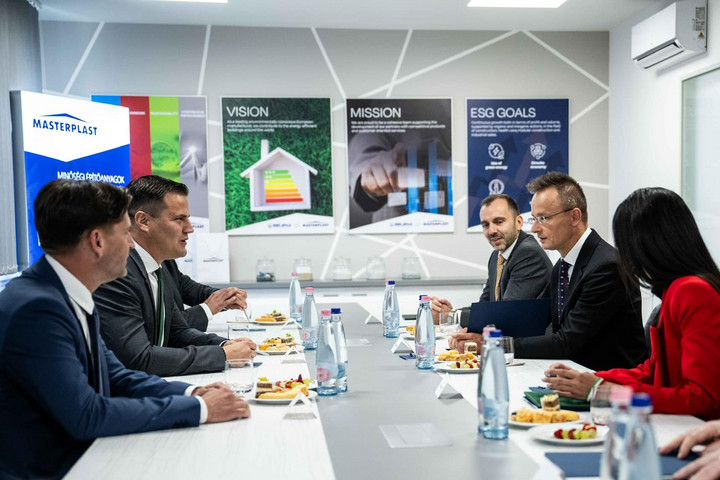 Szijjártó Péter: Több évtizedes kényszerszünet után újjáéled az üveggyapotgyártás Magyarországon