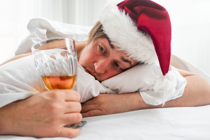 A kozmetikus elmagyarázza hogyan befolyásolja az alkohol a bőr állapotát