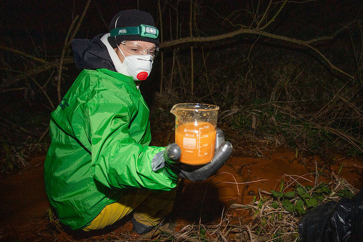 Fotó: Facebook / Greenpeace Magyarország Rákkeltő méreganyag festette narancssárgára a Salgó-patakot + VIDEÓ