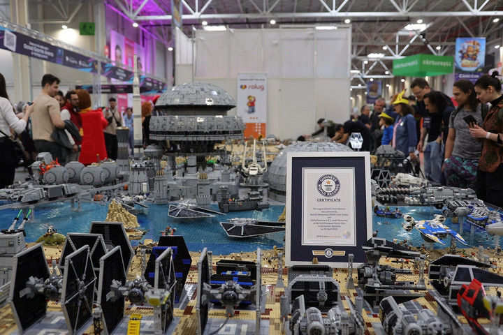 Fotó: Mastercard Budapest Comic Con 2024 Egymillió LEGO-kockából épült bolygó