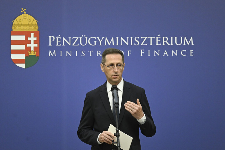 Varga Mihály: A kormány kitart az adócsökkentés politikája mellett
