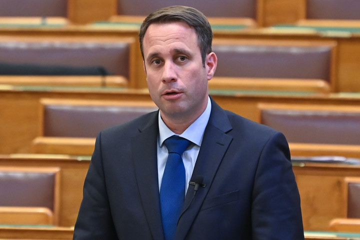 „Ne a magyaroknak legyen hét szűkebb évük, hanem a Momentumnak szűkebb frakciója!”