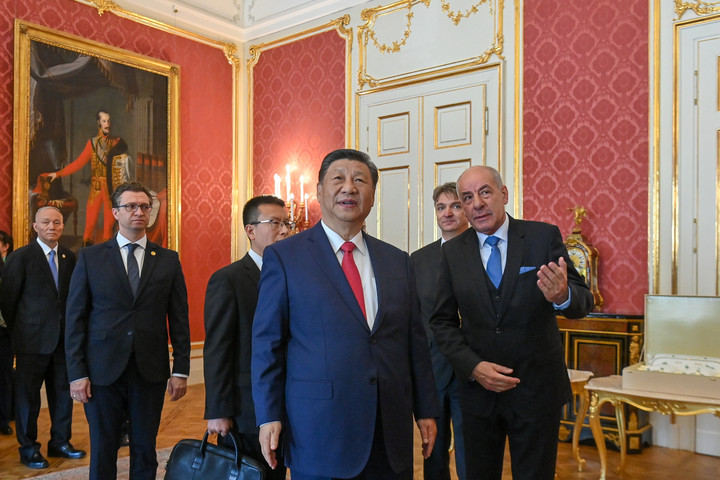 Fotó: MTI/Bruzák Noémi Sulyok Tamás fogadta Hszi Csin-ping kínai államfőt a budai Várban és a Sándor-palotában