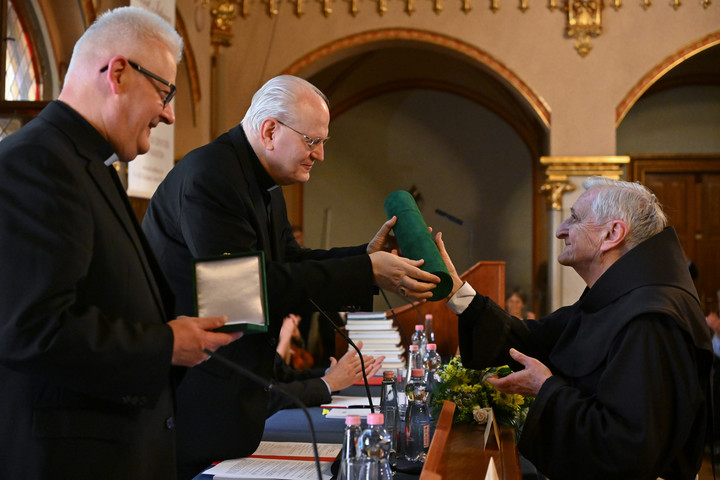 Megnyílt a Szent István-könyvhét