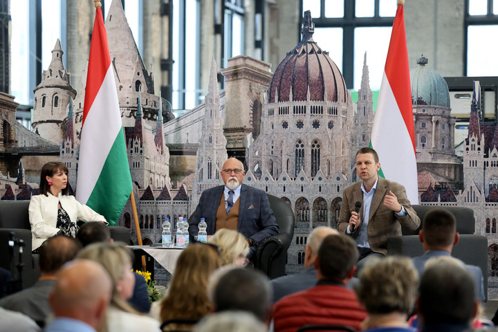 Fotó: MTI/Vajda János Menczer Tamás: Háborúról vagy békéről kell dönteni