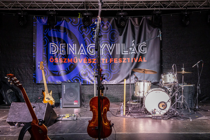 Fotó: Denagyvilág Denagyvilág Fesztivál Dresch Mihállyal, a Fonogram-díjas Góbé Zenekarral és másokkal