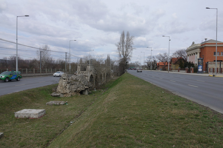 Hármas karambol miatt lezárták a Szentendrei utat