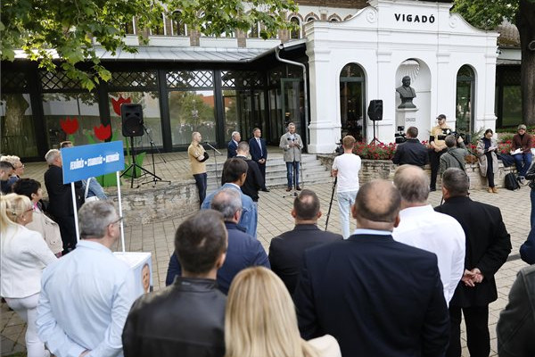 Újabb gyárat ígért a gyulaiaknak Lázár János