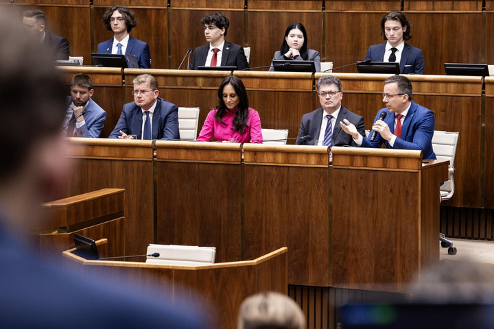 Elutasította a szlovák parlament a bizalmatlansági indítványt két miniszter ellen