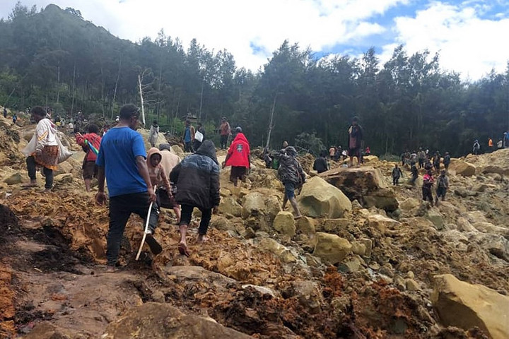Fotó: AFP/International Organization for Migration/Benjamin Sipa Pápua-Új-Guinea: több mint 300 embert temetett maga alá a földcsuszamlás