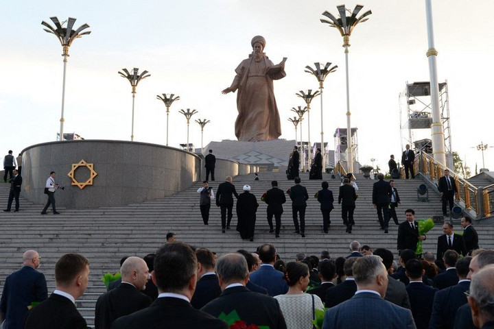 Türkmenisztánban felavatták a világ egyik legmagasabb szobrát