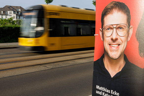 Megtámadtak egy kampányplakátokat ragasztó politikust