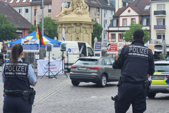 Belehalt sérüléseibe a megkéselt rendőr